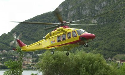 Anziano motociclista di Merate in gravi condizioni dopo una caduta