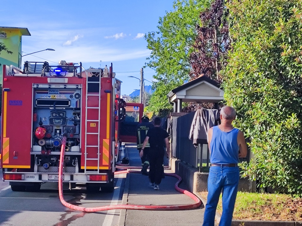 Fiamme in un appartamento a Merate: residenti evacuati