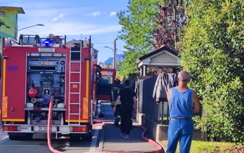 Fiamme in un appartamento a Merate: residenti evacuati