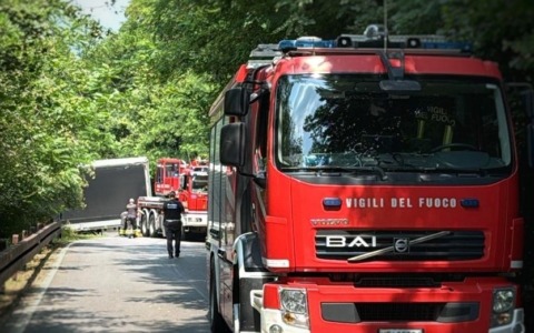 Strada chiusa per ore a causa di un camion bloccato
