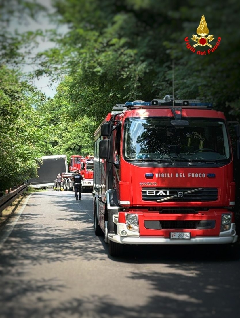 Strada chiusa per ore a causa di un camion bloccato