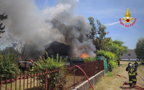 Incendio a Robbiate, fumi visibili da lontano