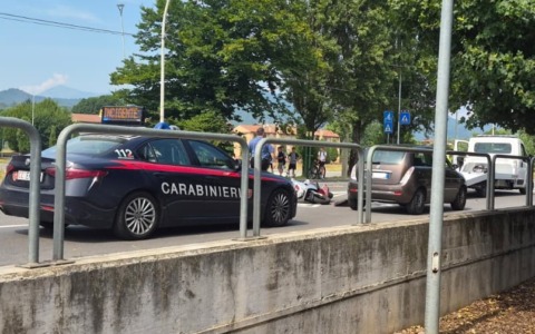 Incidente tra un’auto e uno scooter, centauro in ospedale