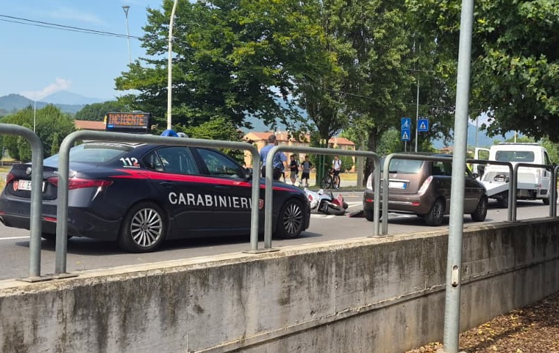 Incidente tra un’auto e uno scooter, centauro in ospedale