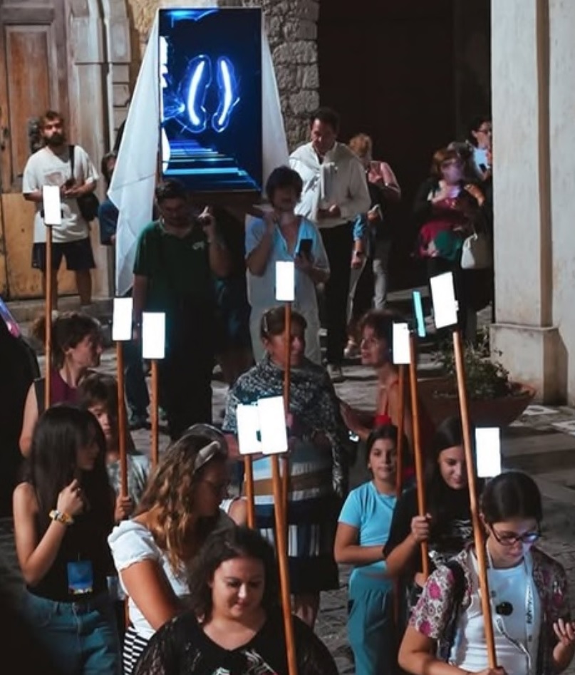 La recente performance di Mandelli: una processione digitale in Cilento