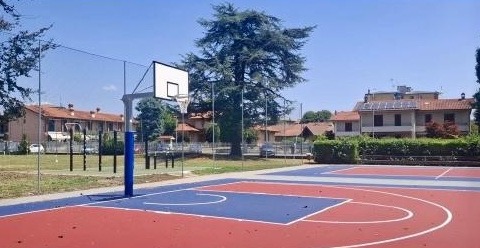 Ristrutturati i campi da basket a Lomagna