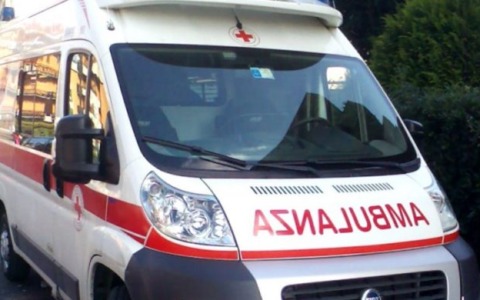 Donna soccorsa dopo malore in strada