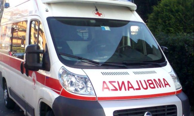 Donna soccorsa dopo malore in strada