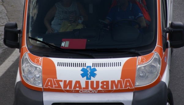 Un anziano cade dalla bicicletta a Caprino Bergamasco