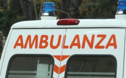 Uomo colpito da malore in azienda