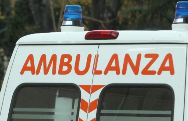 Uomo colpito da malore in azienda